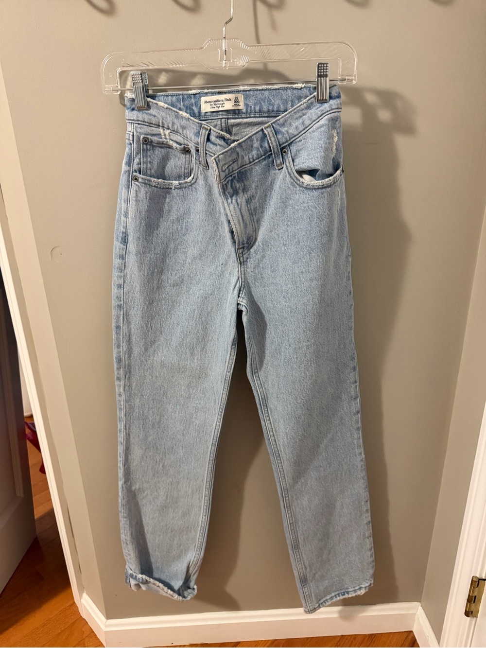 Abercrombie and fitch the 90s straight ultra high rise Jean size 23, NEVER WORN